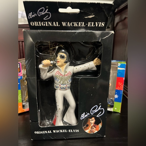 ELVIS PRESLEY MEMORABILIA - Picture 7 of 9